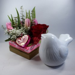 zlatá kvetinová škatuľka pre zaľúbených s keramickým vtáčikom