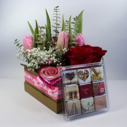 zlatá kvetinová škatuľka pre zaľúbených, s čokoládkami