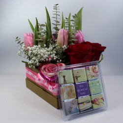 zlatá kvetinová škatuľka pre zaľúbených, s čokoládkami